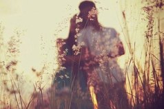 Друзья обещают помочь, а настоящие просто действуют. Родные не обижаются, они прощают. Любимые не обещают позвонить, они просто рядом. Всё просто.