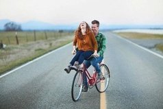 А ведь пока молодость не прошла, её нужно превращать в радость. На все сто. До полного удовлетворения, понимаешь? Только этими воспоминаниями и можно будет согреть себя в старости.