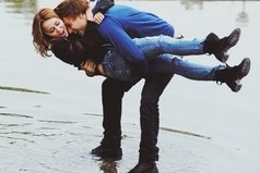 По-моему, когда отношения надежны, люди прямолинейны друг с другом. Они знают, что это безопасно, что они не ступают по тонкому льду.