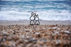 Бывает, не смотря на расстояния...На зло ветрам, всем бедам вопреки... Живёт любовь без слов и без признания...В сердцах...в глазах.... в касании души...