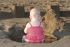 Как же хорошо было в детстве: ни любви тебе не надо, ни диплома, ни денег. Сиди жопой в песке, лепи куличики...