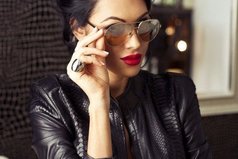 И что за жизнь!?.. Я достаточно скромная и воспитанная девушка. Но разговаривать иногда приходится, словно у меня две судимости...