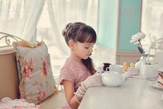 Сначала мы спешим во взрослую жизнь, а потом мечтаем вернуться в детство…