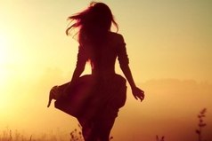 Ищешь счастье, а приобретаешь опыт. Иногда думаешь - вот оно счастье! Хрен там, опять опыт.