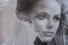 Порой людям просто не дано быть вместе: расстояния между мирами бывают настолько велики, что их обитателям никогда не дотянуться друг до друга...