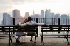 Настоящие принцы — это обыкновенные парни, которые относятся к своим девушкам, как к принцессам.