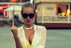 Иногда так хочется сказать матом, съездить кому-нибудь по роже и пойти забухать. Но нельзя! Я же леди!!!