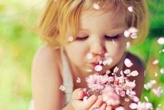 Лучшие вещи в жизни бесплатные: объятья, улыбки, друзья, поцелуи, семья, сон, любовь, смех и хорошие воспоминания!