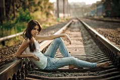 Девушки, которые любят гламурно фотографироваться  на рельсах, лёжа на шпалах... вы знаете, КАК устроен туалет в поезде??