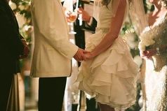 Мужчина должен быть у женщины в сердце, в мыслях и в душе. А под каблуком у неё должна быть набойка.