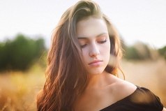 Людям не всегда нужны советы. Иногда им нужна рука, которая поддержит. Ухо, которое выслушает и сердце, которое поймет.