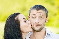 Женщину надо любить так чтобы она от блаженства закрывала глаза на все твои недостатки!!!