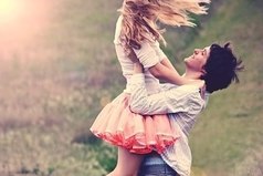 Он единственный, кто знает, как меня нужно целовать, чтобы прогнать тоску. Знает, как меня нужно назвать, чтобы я улыбнулась. Знает, какую песню мне поставить, чтобы я начала танцевать. Он знает меня, а не ту, кого знает весь остальной мир.