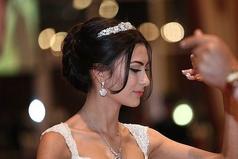 Женщина выходит замуж, чтобы променять внимание всех мужчин на безразличие одного единственного.