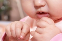 Женщина в семье как переводчик, так как она понимает пьяный бред и детский лепет.