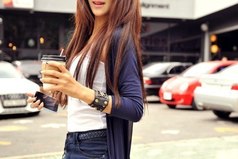 Только наши женщины умеют сверкать как звезды, порхать как бабочки, расцветать как розы и при всем этом, пахать как лошади.