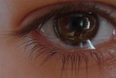 Люди, плачущие в одиночестве - самые стойкие, поскольку им не нужна чья-то жилетка, чтобы успокоиться.