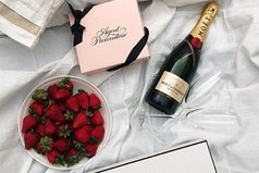 Говорят, если съесть шоколадку, сразу поднимается настроение! Врут!!! Надо ещё и шампанским запивать!!!