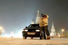 Будь с той, которую ты не удивишь деньгами, которой будет плевать сколько роз ты подарил, которая будет говорить подругам не то, какого цвета у тебя порш, а то что ты был рядом когда ей было это необходимо.