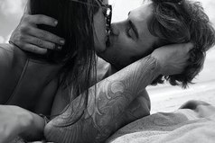 Никогда не игнорируй того человека, который любит тебя и искренне переживает за тебя. Однажды ты можешь проснуться и понять, что потерял луну, считая звёзды.