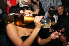 Муж разрешил только одну бутылку с девочками выпить.