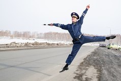 Почему мимо поста ГАИ надо ехать медленно? Потому что гаишники они ж как дети могут выбежать на дорогу неожиданно.