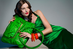 Если девушка попадёт на необитаемый остров со своей сумочкой — она обязательно выживет!