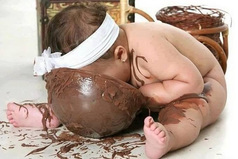 Интересно устроен детский желудок: когда в него уже не влезают три последние ложки супа, туда прекрасно помещаются 3 печеньки, 5 конфет и литр сока.