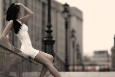 Я умею держать ровно спину. И давно уж не верю словам: «Я тебя никогда не покину. Я тебя никому не отдам». Обещаний пустых паутину… Обрываю, не веря словам… Кто кричал «Не покину» — покинул. Предал тот, кто твердил «Не предам».