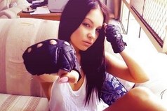 И все таки женщины сильнее мужчин! Ведь только мы можем шуровать по сугробам на каблуках с ребенком на руках и пакетом жрачки.