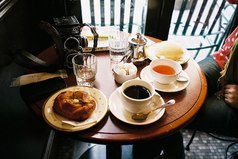 Копаться в собственных мыслях – не лучшая затея. Выпей чай, посмотри фильм и ложись спать, будто тебя совсем ничего не беспокоит.