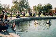 Со многими можно вести душевные разговоры, хорошо проводить время, поднимать настроение, но редко когда встречаются люди, с которыми ты забываешься.