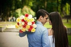 Девушку нужно любить так, чтобы ей и в голову не пришло, что кто то может любить ее ещё больше.