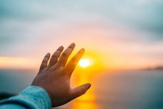 Не затыкай ушей - и то, что нужно, само подаст голос. Не зажмуривай глаза - то, что нужно, само покажется.