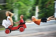 Гоните прочь мысли, которые делают вас несчастными, делайте вещи, которые вам нравятся, встречайтесь с людьми, с которыми вы себя хорошо чувствуете.