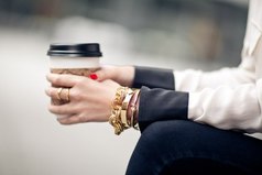 Женские слезы видит подушка... Женские тайны знает подружка... Для остальных под орудием пытки - Только улыбки, только улыбки...