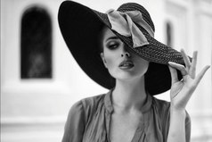 Маска для лица:  Берется лимончик. В рюмочку наливается коньячок. Коньячок выпивается, лимончик съедается.  Лицо блаженно улыбается и свежеет.