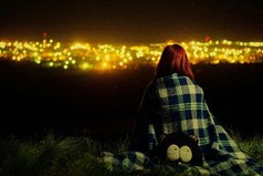 В ночной тишине больше мечтаешь о нежном слове одного человека, чем об аплодисментах тысяч людей. 