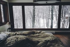 Хочется укрыться с тобой пледом, пить горячий чай и смотреть сериалы, наслаждаясь падающим за окном снегом.