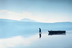 Большая река течет тихо, умный человек не повышает голоса.