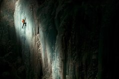 Он скользил, карабкался, падал, поднимался, нащупывал дорогу и упорно шел вперед — вот и все. В этом тайна всякой победы.