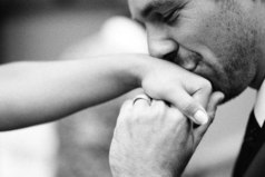 Запомни, в мире есть миллионы женщин, которые гораздо красивее, умнее, интереснее, чем ты, но все это не имеет никакого значения, если ты дотронулась до его сердца. 