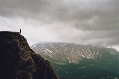 А разве ты не знаешь, что все делается к лучшему? Просто очень медленно. Надо идти дальше и не тащить с собой чемоданы, набитые прошлым. Рук не хватит, и выдохнешься на полпути. 