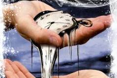 Время - это мираж, оно сокращается в минуты счастья и растягивается в часы страданий.