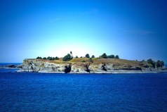 Есть два способа излучать свет – это быть свечей или зеркалом, которое ее отражает...