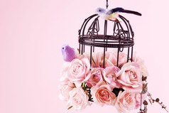 На руке, дарящей розы, всегда останется их аромат...