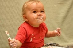 Ложечку за маму, ложечку за папу, ложечку за бабушку... с детства научили жрать за троих! 