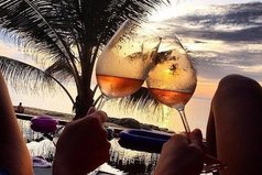 Вот чего мне сейчас не хватает... так это моря и бокальчика вина!