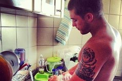 Настоящий Мужчина всегда должен уметь постоять за свою Женщину... И у плиты со сковородкой, и у мойки с посудой, и у детской кроватки!