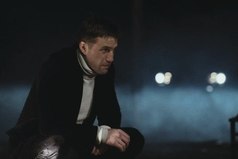 Не навязывайтесь людям. Лучше быть в одиночестве, чем с тем, кому ты не нужен.